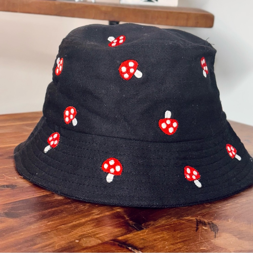 Hot Topic Black Bucket Hat with Red Mushroom Embroidery - Picture 4 of 4